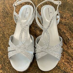 Women’s Prom:Wedding sandals. Silver with sparkle size 7.5 M